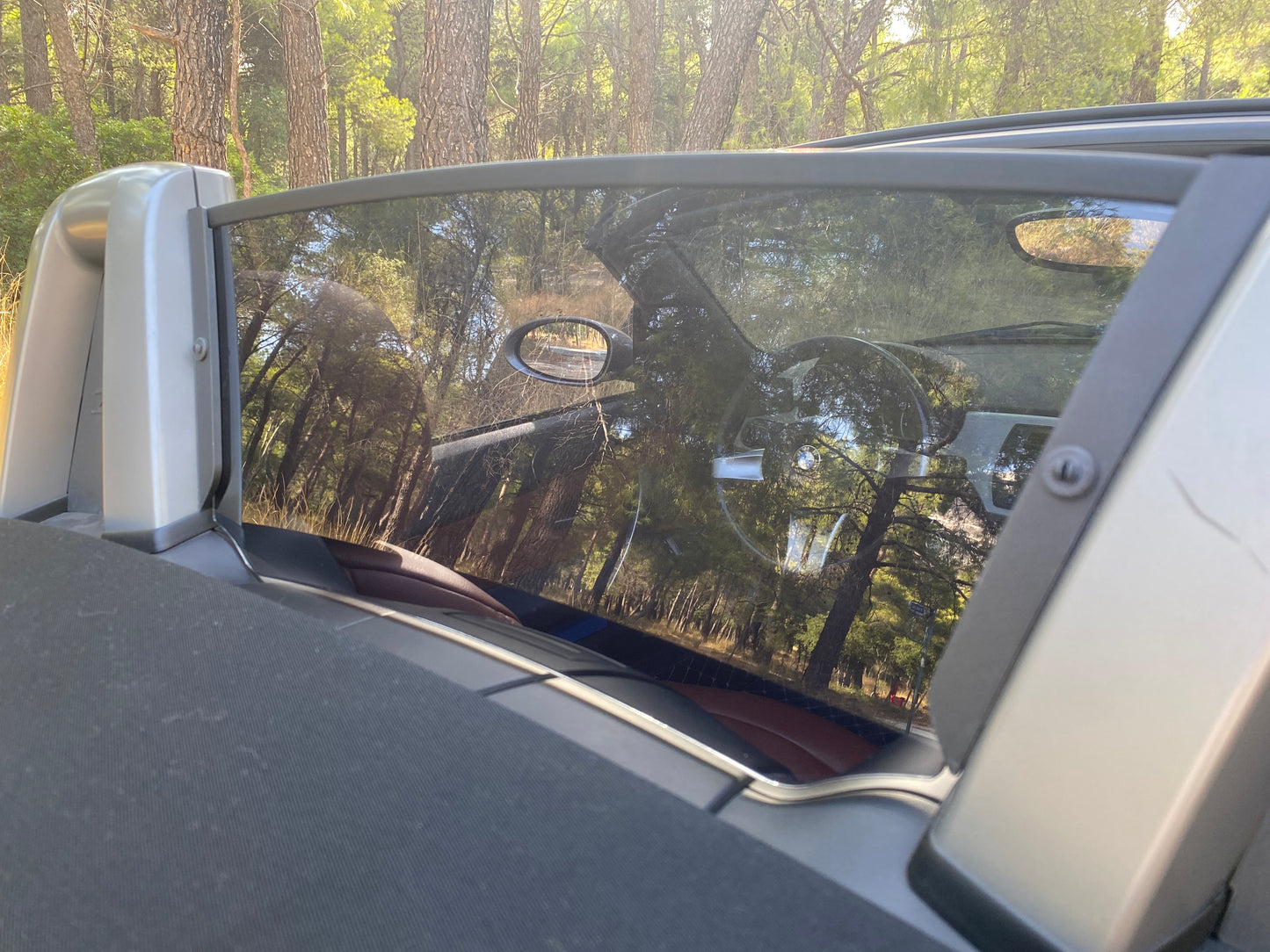 Center wind deflector, Tinted for BMW Z4 E85. Full assembly.