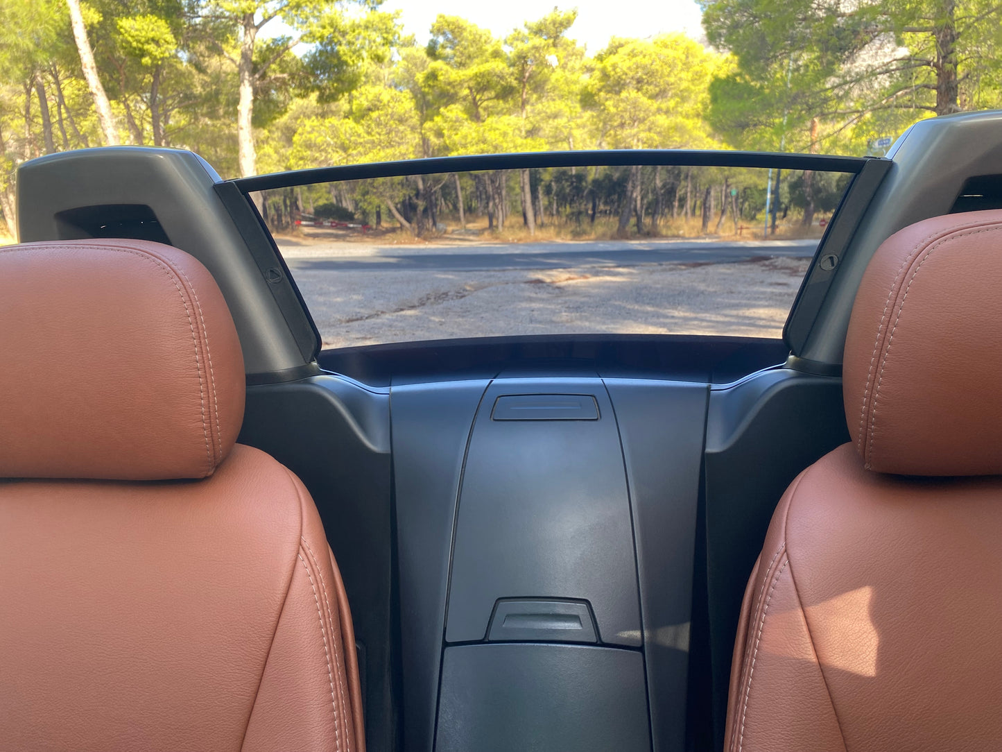 Center wind deflector, Tinted for BMW Z4 E85. Full assembly.