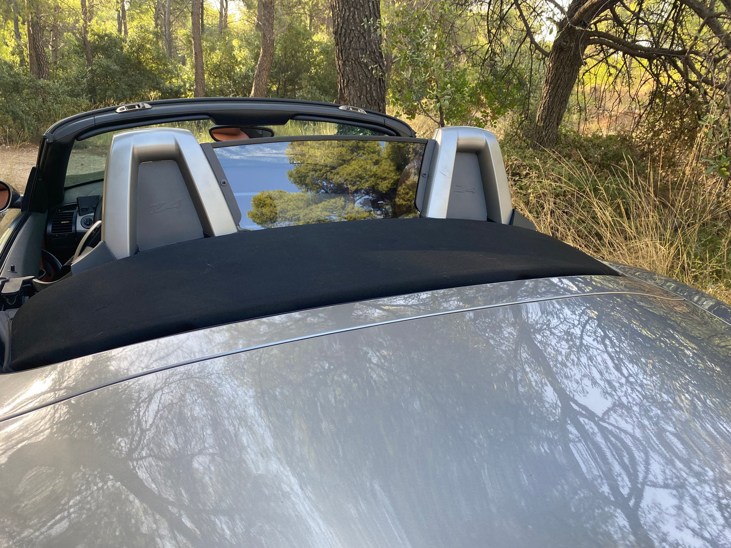 Center wind deflector, Tinted for BMW Z4 E85. Full assembly.