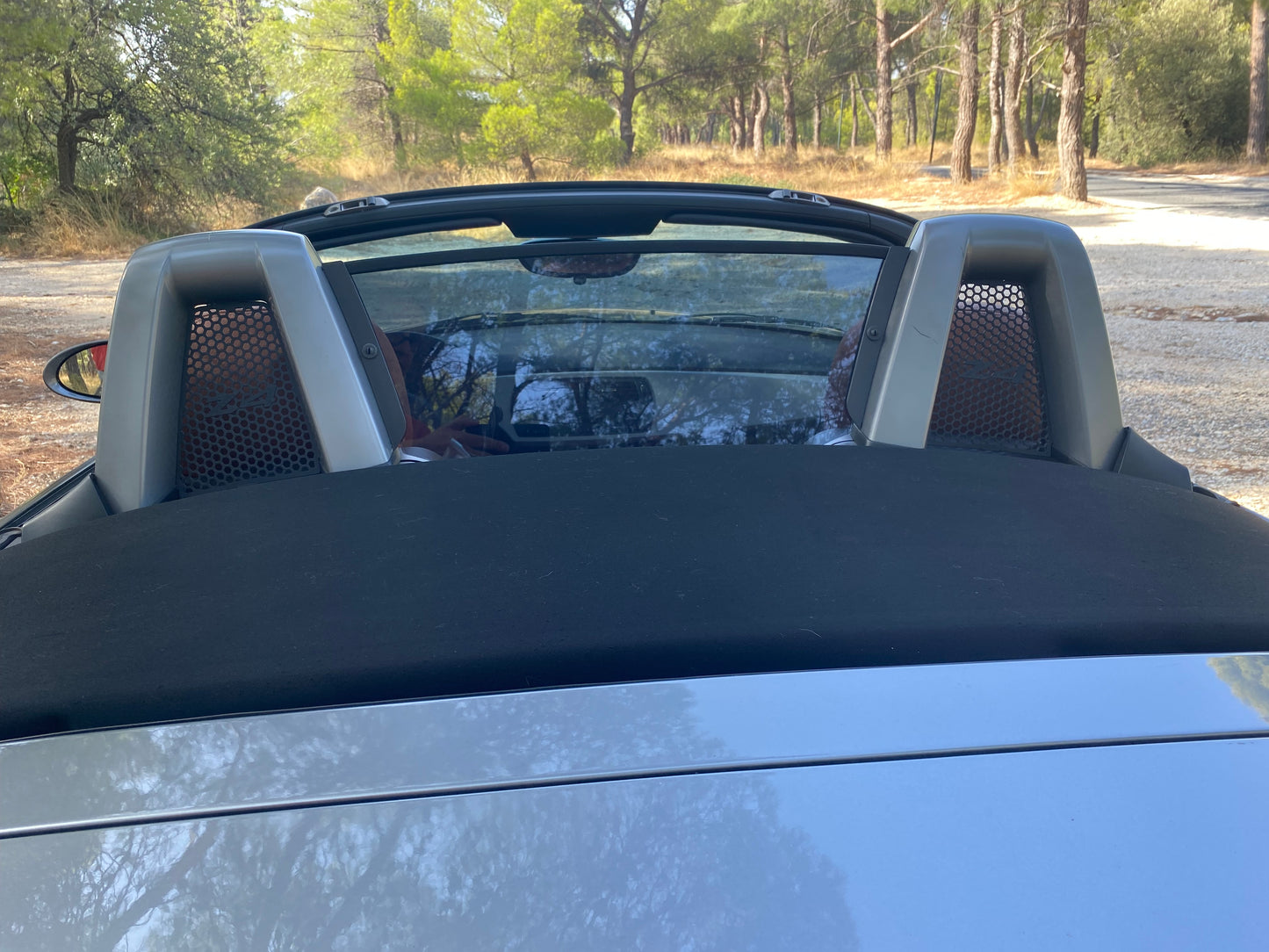 Center wind deflector, Tinted for BMW Z4 E85. Full assembly.